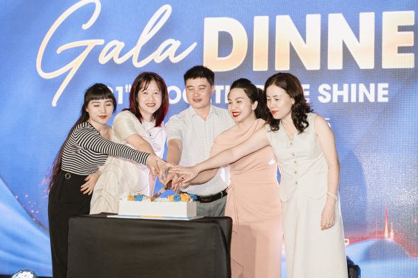 Ảnh: Ban lãnh đạo Tập đoàn thực hiện nghi thức cắt bánh mừng Thành Năm 21 tuổi