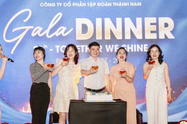 Ảnh: Cùng nâng ly chúc Thành Nam tuổi mới rực rỡ, thành công vươn xa