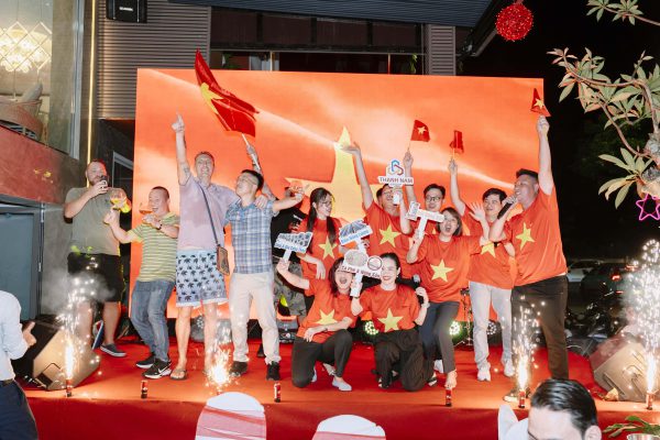 Ảnh: Cả những vị khách quốc tế cũng hào hứng góp mặt trong tiết mục văn nghệ