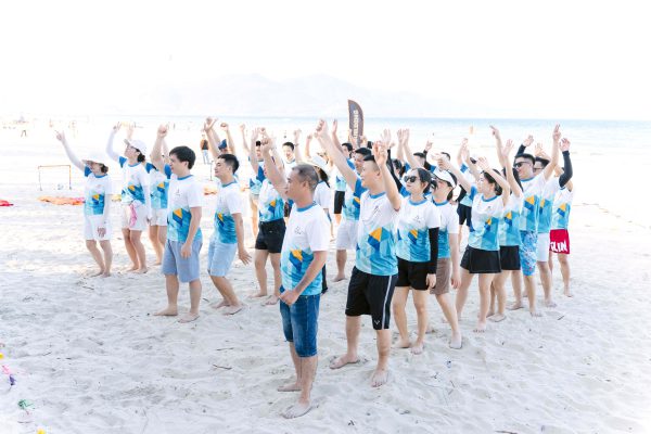 Ảnh: Teambuilding “đốt cháy” cả bãi biển bằng những thử thách sôi động