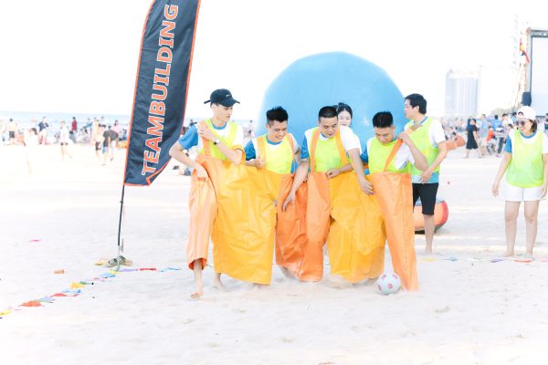 Ảnh: Các đội chơi nhập cuộc với quyết tâm cao độ