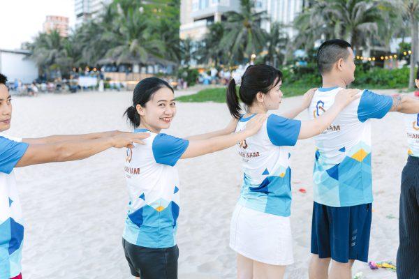 Ảnh: Thành viên phòng Pháp chế rạng rỡ kể về giây phút bùng năng lượng.