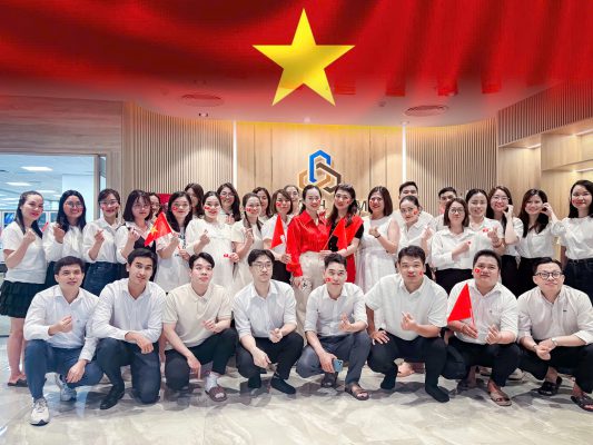 TNIers chào mừng đại lễ của dân tộc