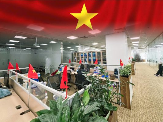 Lá cờ Tổ quốc được đặt tại bàn làm việc của nhân viên