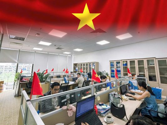 Lá cờ Tổ quốc được đặt tại bàn làm việc của nhân viên