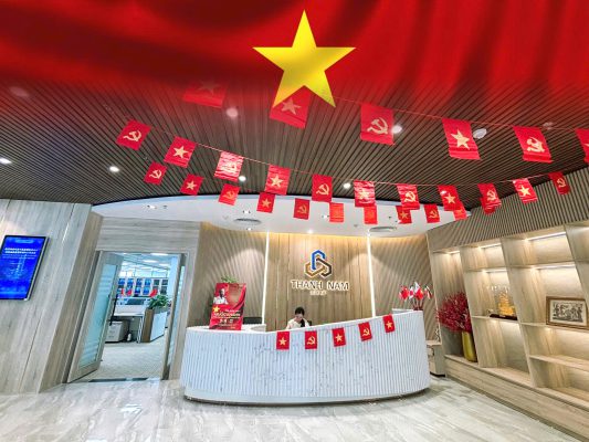 Sắc cờ đỏ rực tại khu vực lễ tân